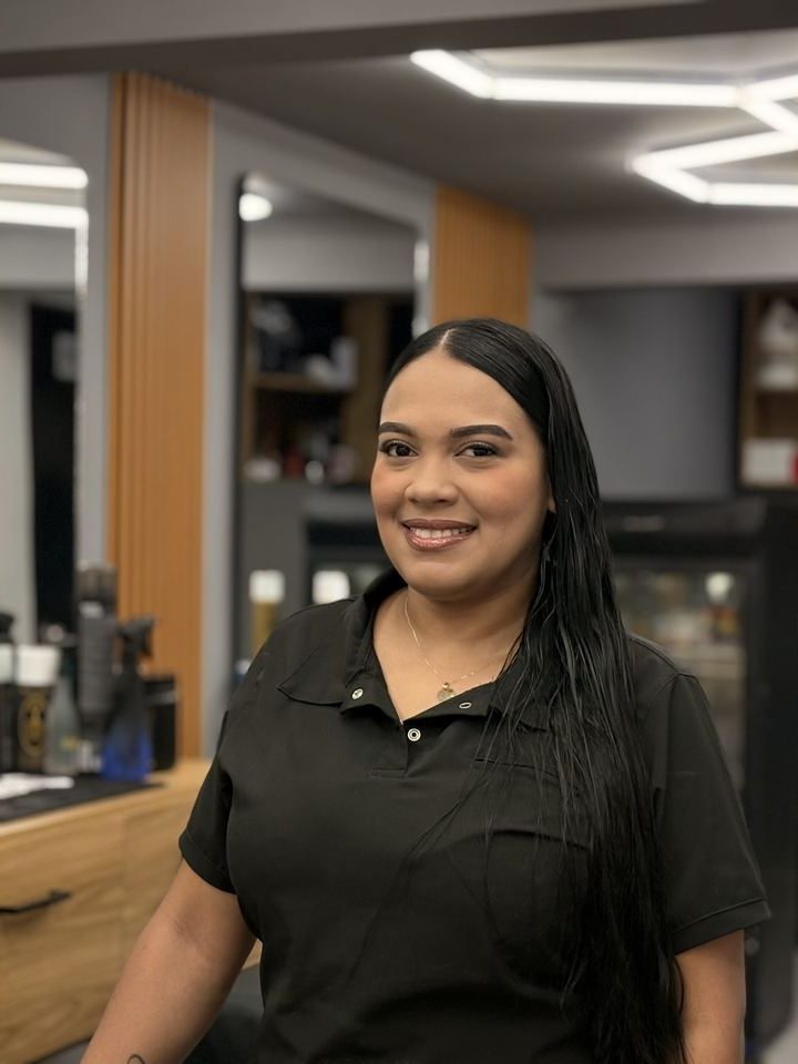 Retrato de Karol Rivas, manicurista en Prestige Barber Shop