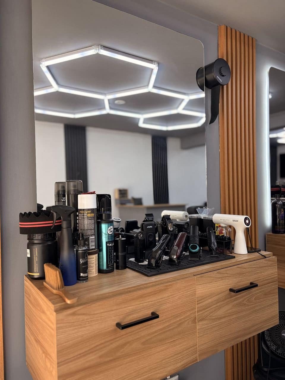Detalle de tijeras y peines sobre mostrador de barbería